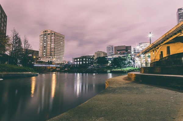 Quelle croisière propose des excursions pour découvrir les marais et les bayous de Louisiane?