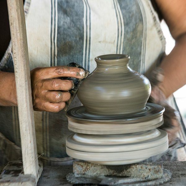 Où apprendre la poterie traditionnelle en Espagne?
