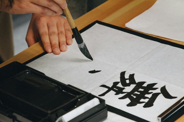 Quels sont les meilleurs endroits pour séjourner au Japon pour une immersion culturelle complète avec des ateliers de calligraphie et des cérémonies du thé?